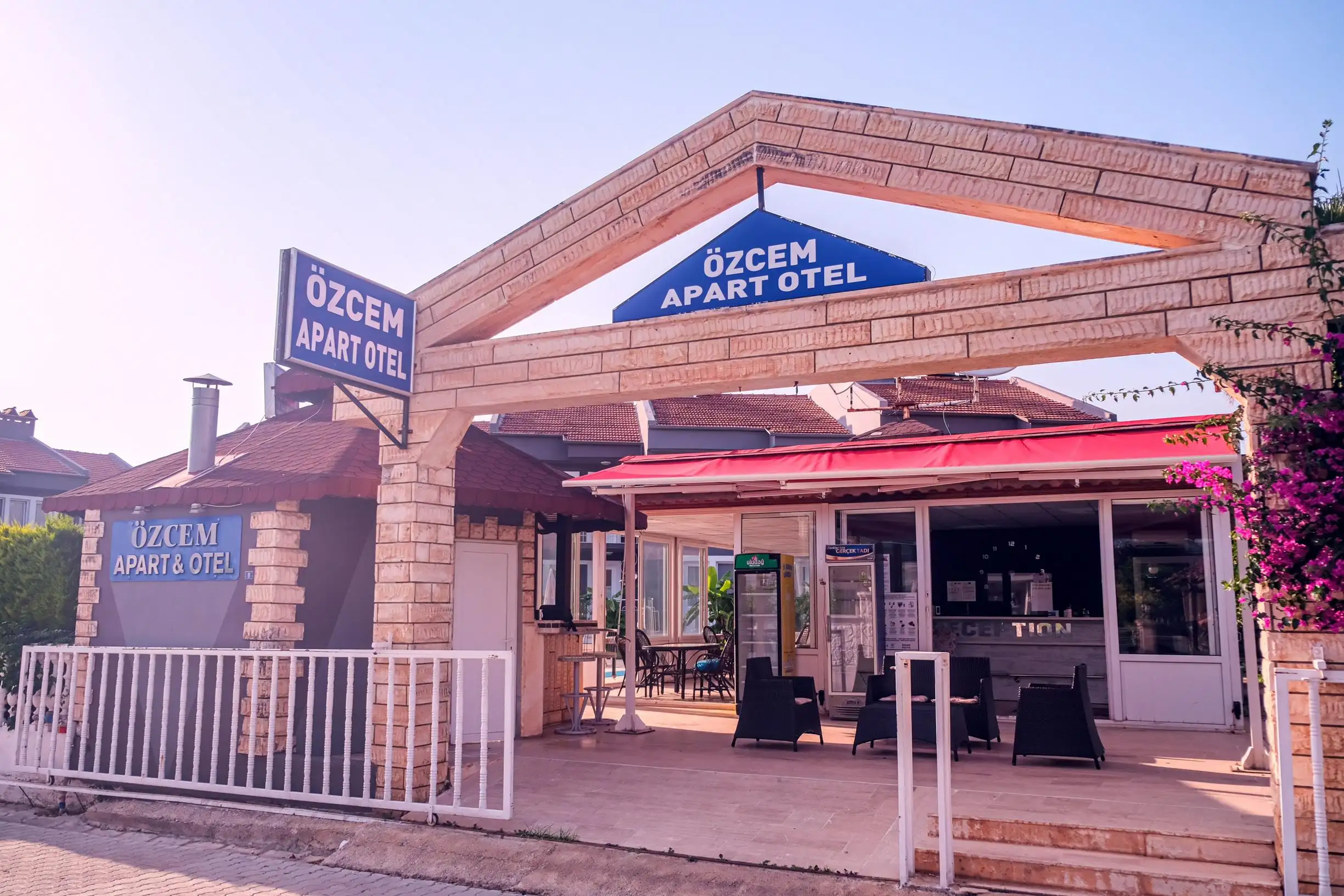 Özcem Apart Hotel — Hotel entrance and reception terrace