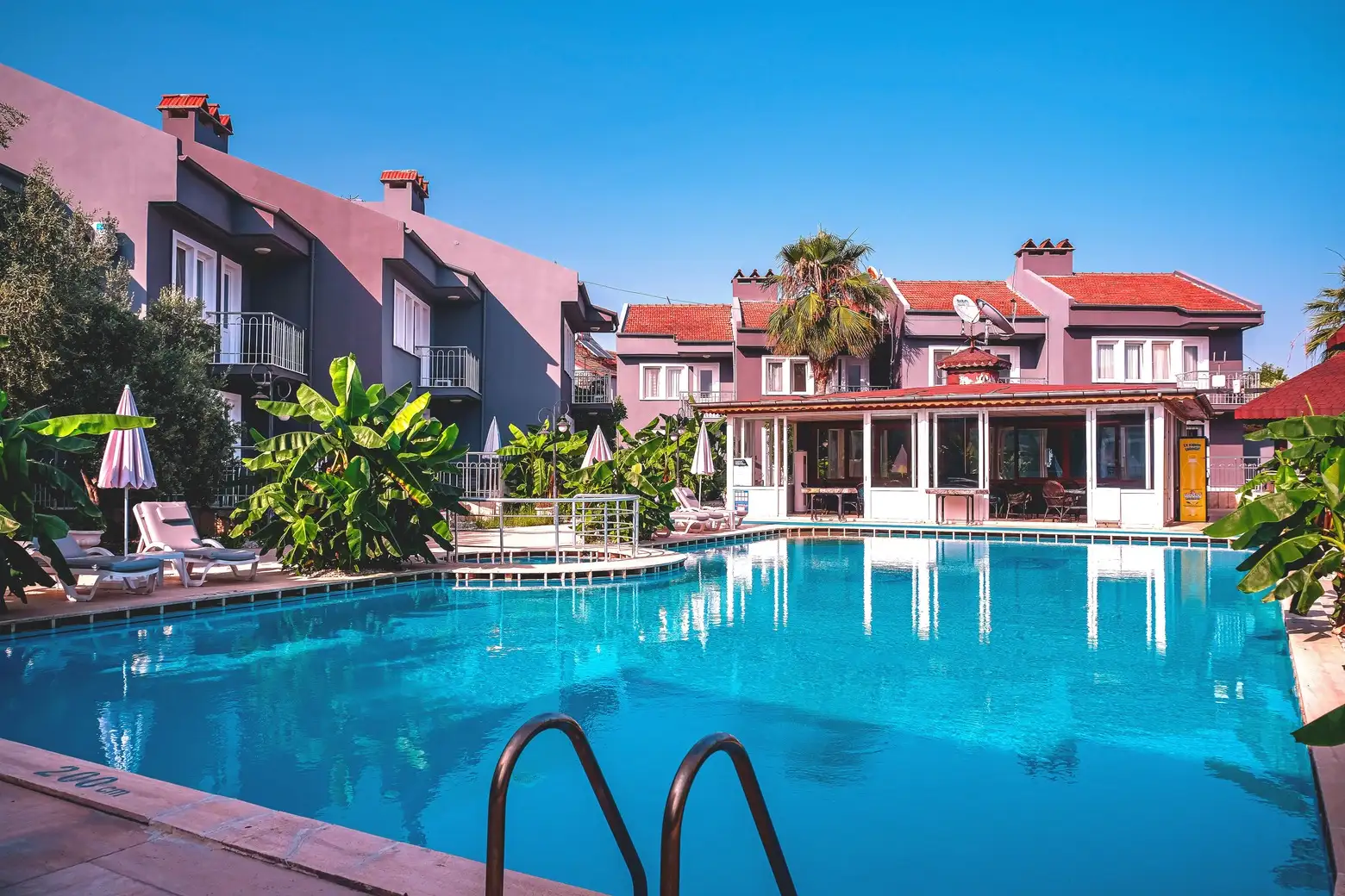 Özcem Apart Hotel — Pool and apartment blocks
