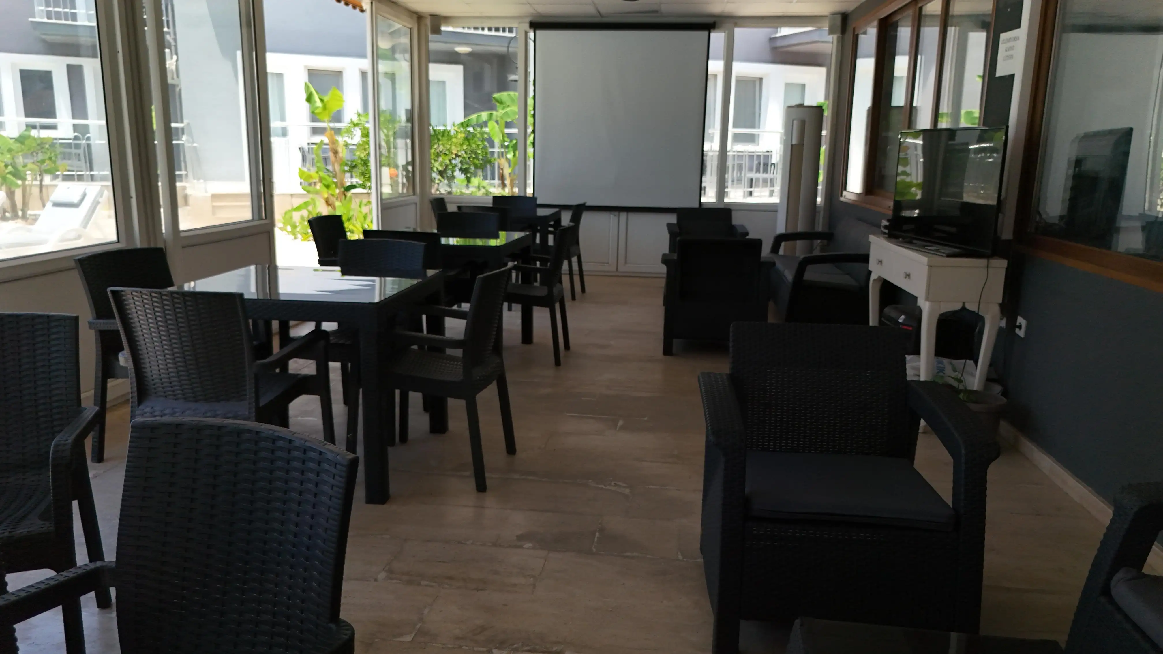Özcem Apart Hotel — Indoor communal lounge and breakfast area