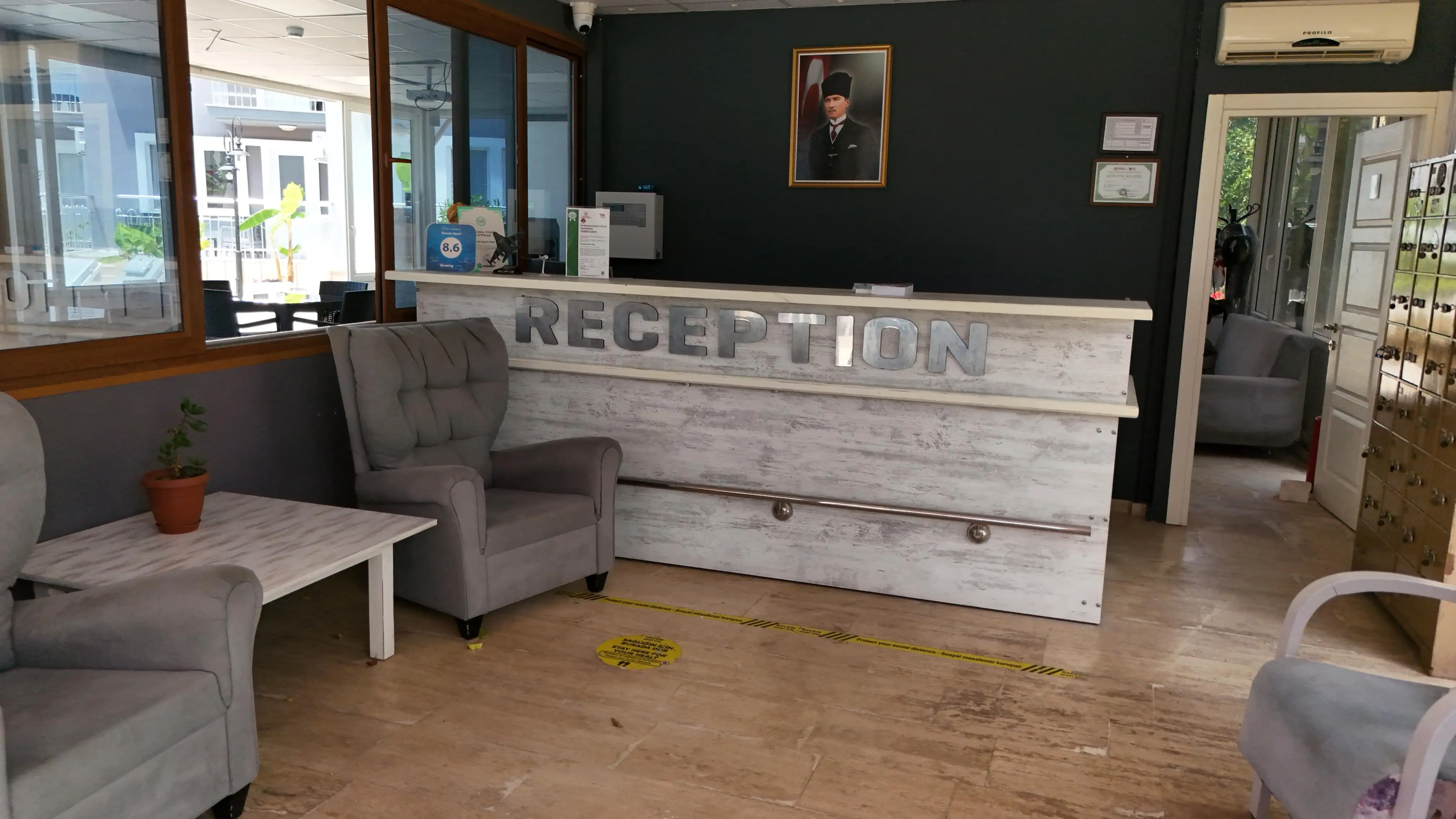 Özcem Apart Hotel — Reception and welcome area