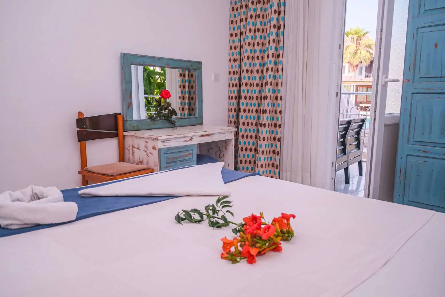 Özcem Apart Hotel — Double bedroom with pool-view balcony