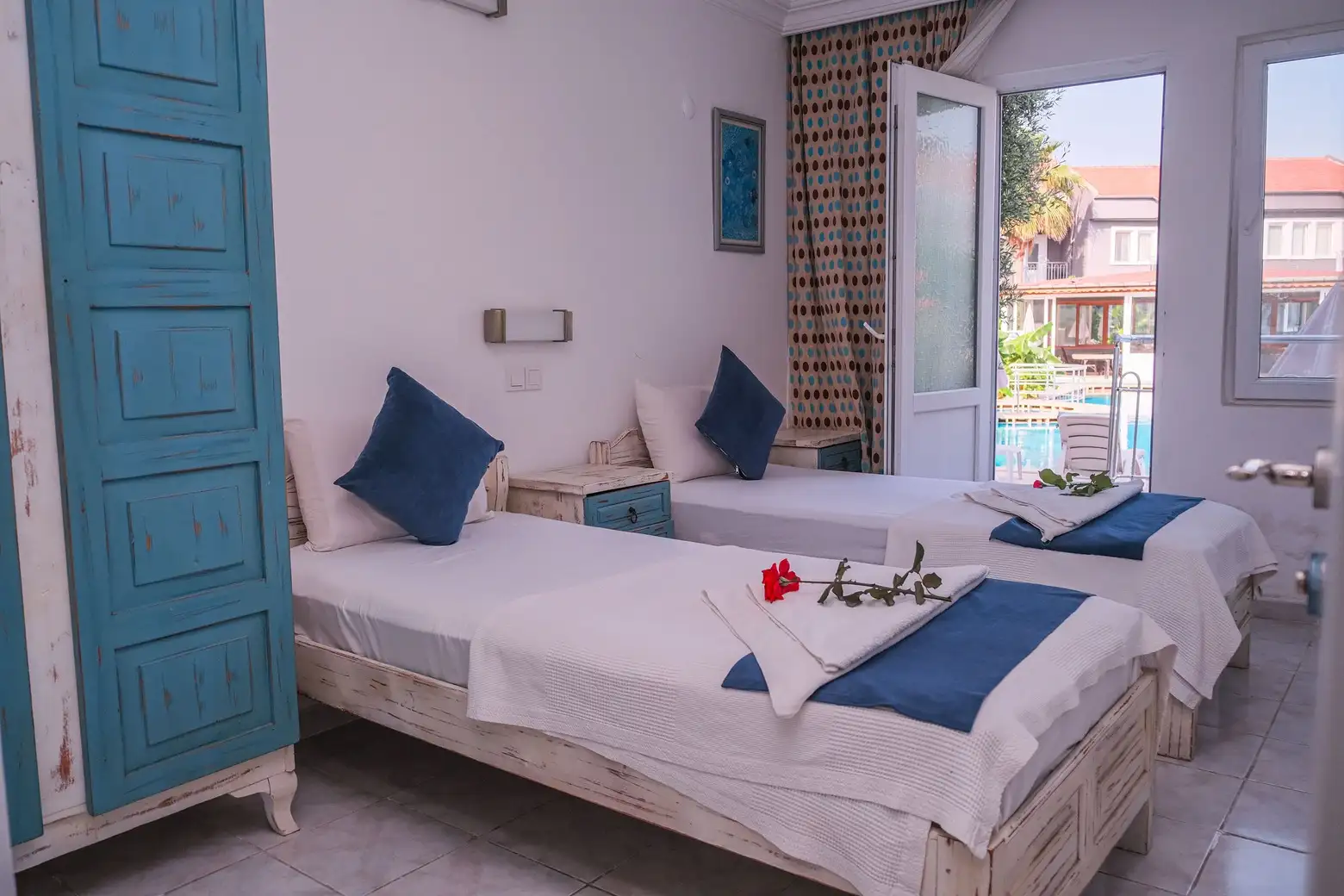 Özcem Apart Hotel — Twin bedroom with pool view