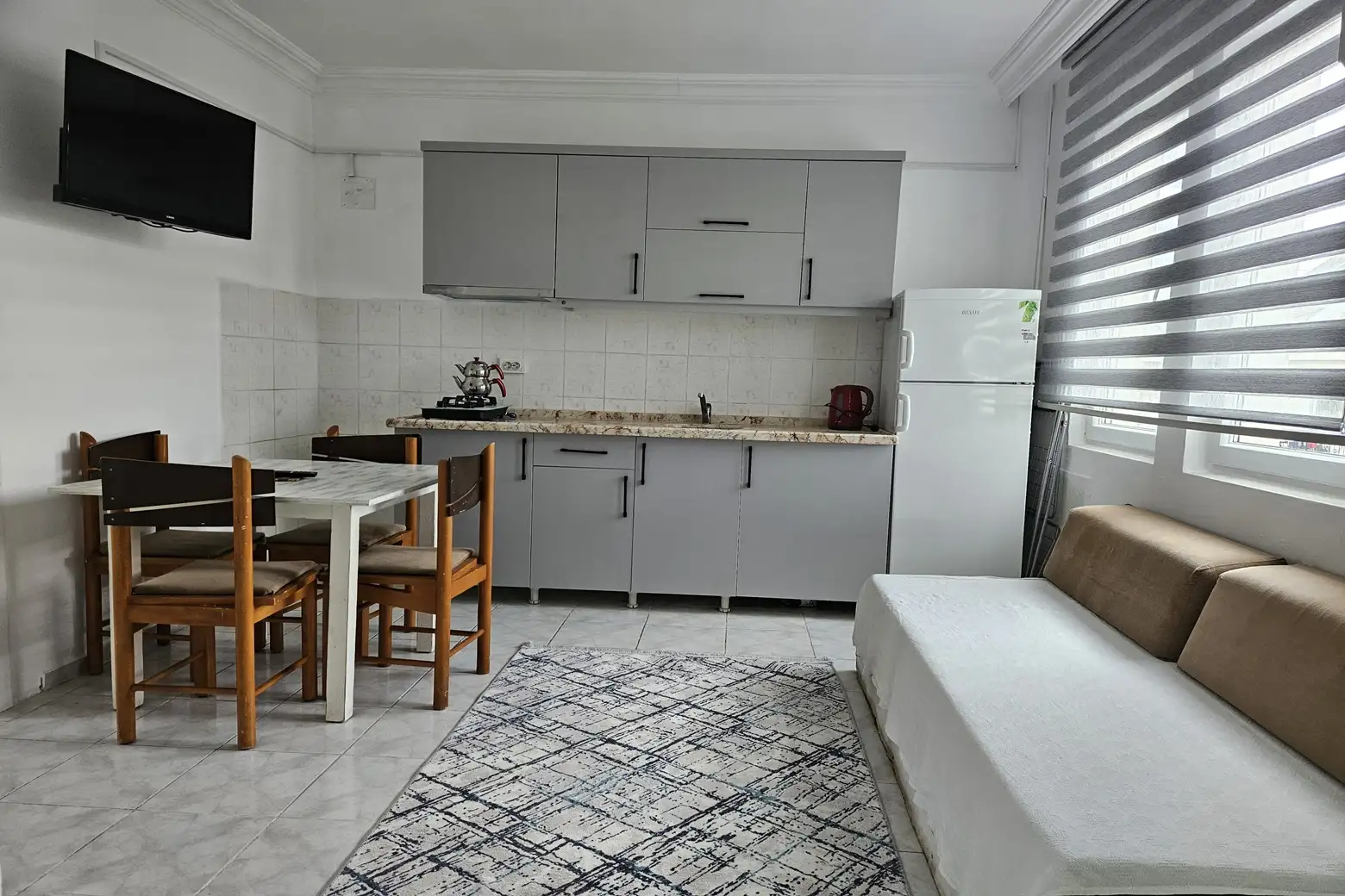 Özcem Apart Hotel — 1-bedroom apartment living room and kitchen