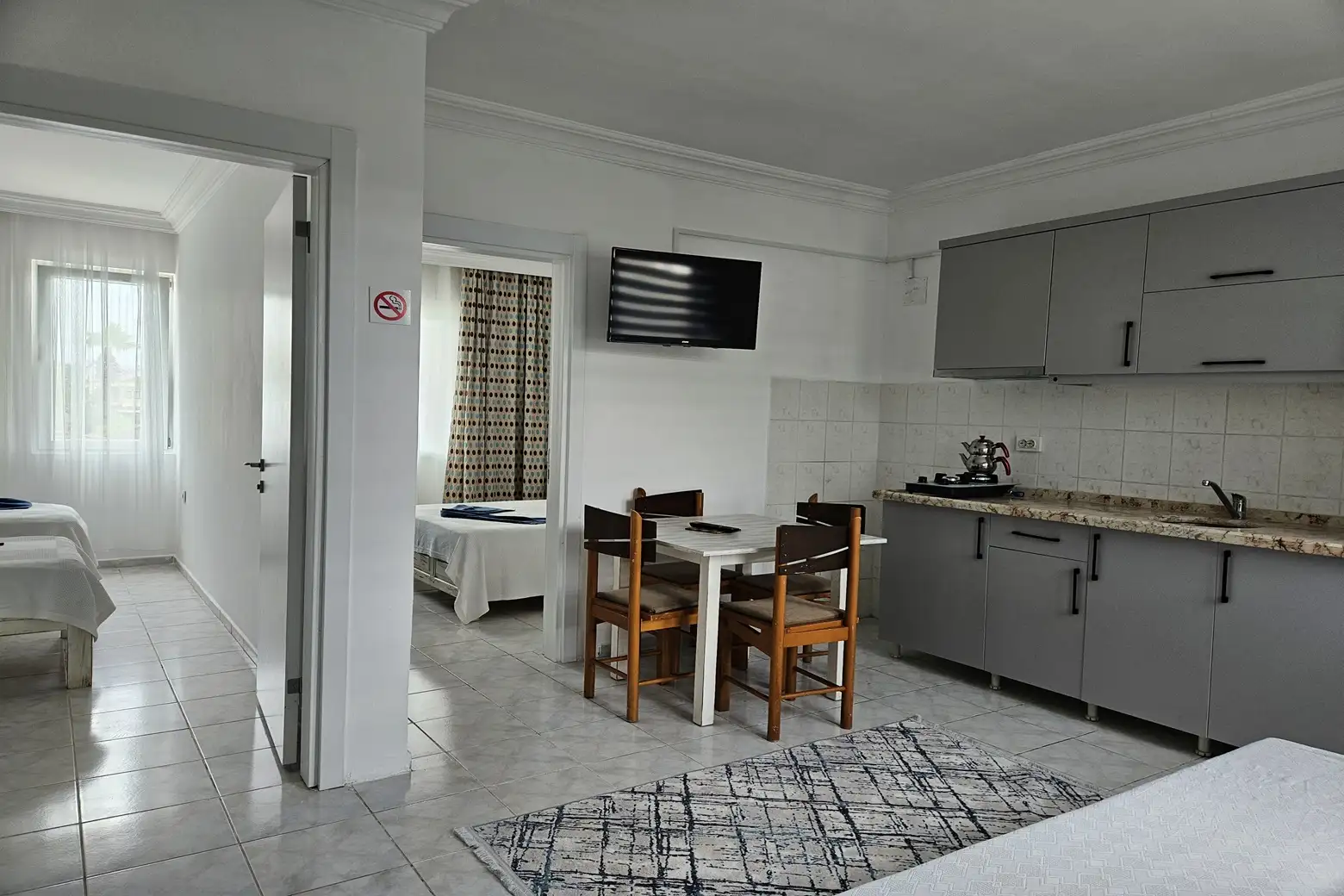 Özcem Apart Hotel — 2-bedroom apartment interior with living room