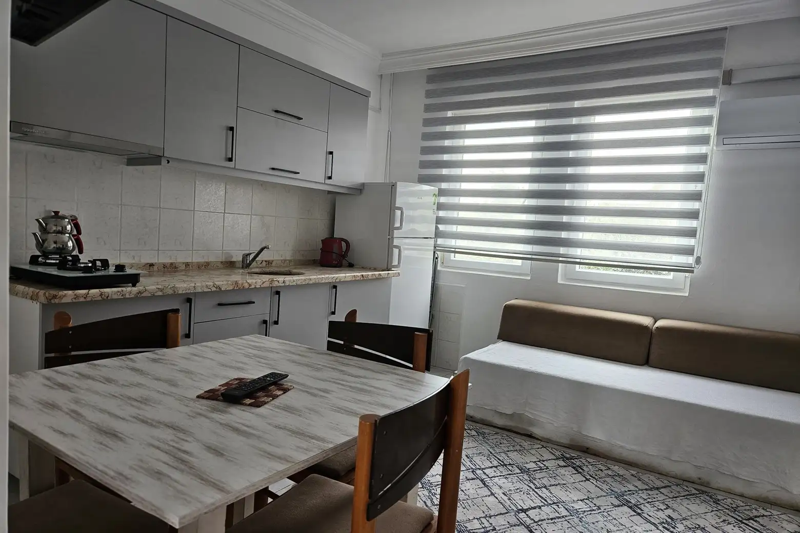 Özcem Apart Hotel — Living room and dining area