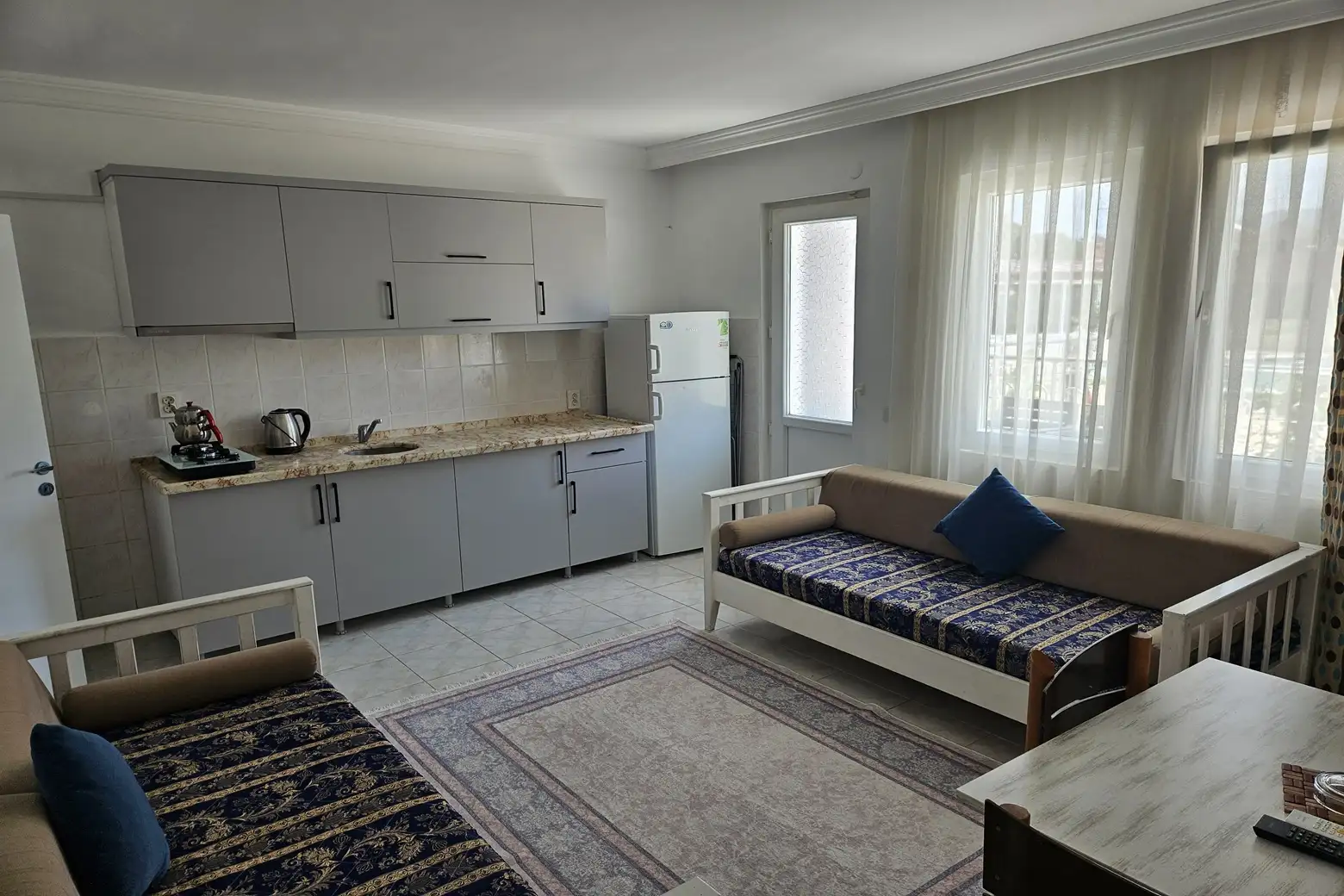 Özcem Apart Hotel — Living area and kitchen